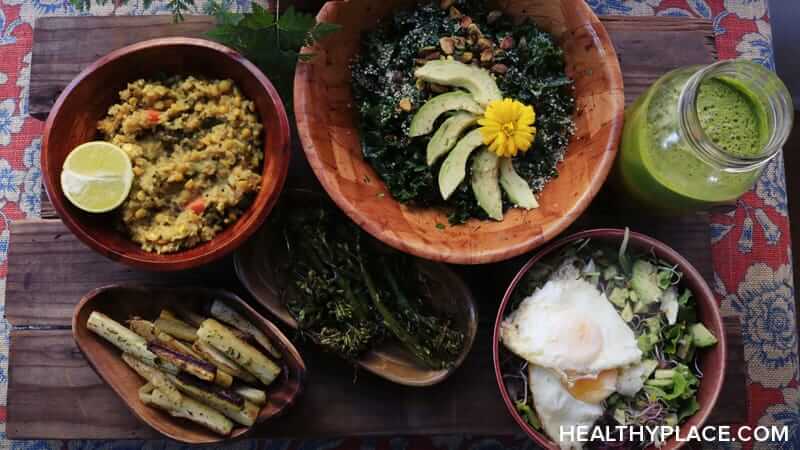 特定的食物可以对抗抑郁、压力和焦虑。摆脱垃圾食品,用HealthyPlace上找到的这些治疗抑郁和焦虑的最好的食物代替。