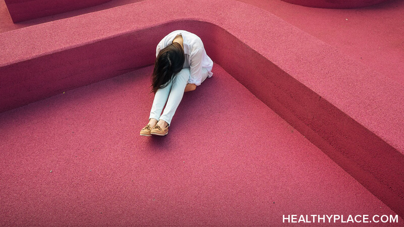 DSM在一个或多个主要抑郁发作方面描述了主要抑郁症(MDD)。了解MDD的DSM定义。