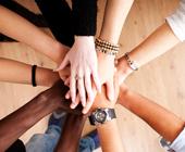 Connecting with Others, Friendship Enhance Mental Health 与他人联系可能是困难的,但它也可以改善你的心理健康。在HealthyPlace了解更多关于人际关系和心理健康的知识