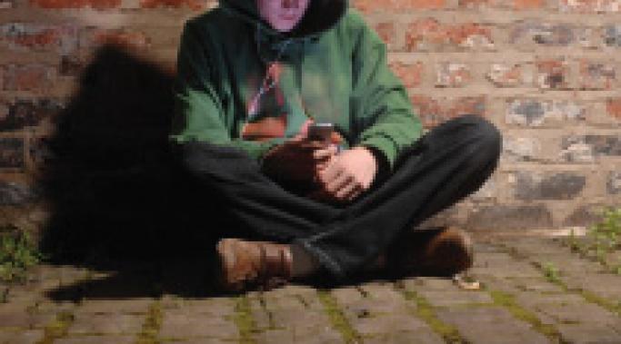 Helping the Troubled Teenager 你有没有问题少年,表现出严重行为问题的少年?父母可以做以下这些事情来帮助他们的问题青少年。