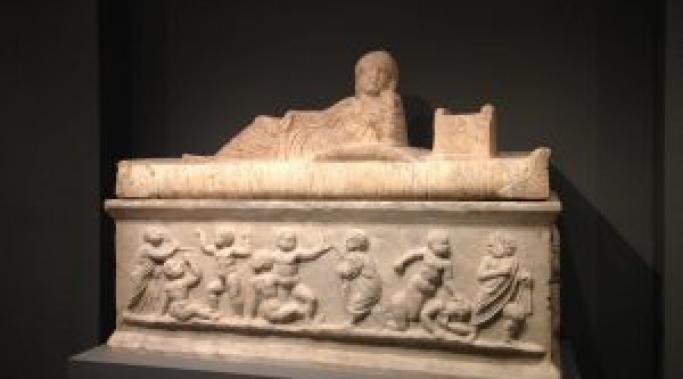 Binge Eating Disorder Self-Help: Where Is Your Sanctuary? 暴食症自助可以让你感觉被节日的压力。一个想法是找一个床上的避难所。读这张床自助小费。