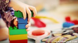 游戏疗法对儿童非常有帮助。在HealthyPlace了解游戏治疗中使用的技术和活动，以及它对谁有益。