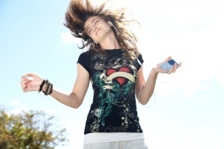 Make a Positive Playlist to Ease Self-Harm Urges 音乐往往能提出令人恐惧的记忆,但它也可以让你变成一个积极的情绪。做一个积极的播放列表,以防止自残敦促。