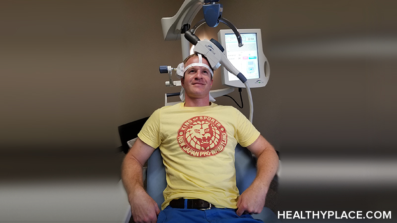 接受经颅磁刺激(TMS)治疗抑郁症是什么感觉?我将向您介绍我的经颅磁刺激体验，包括HealthyPlace上的图片和视频。