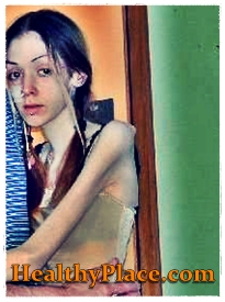 在这种自我伤害的照片中，厌食症的女孩也通过撞击和瘀伤的身体造成自我伤害