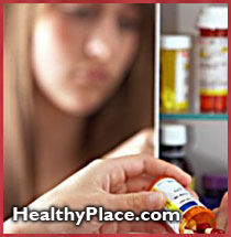 十几岁的女孩在涉及处方药物如抗抑郁药和镇静剂时提高传统的药物滥用趋势。