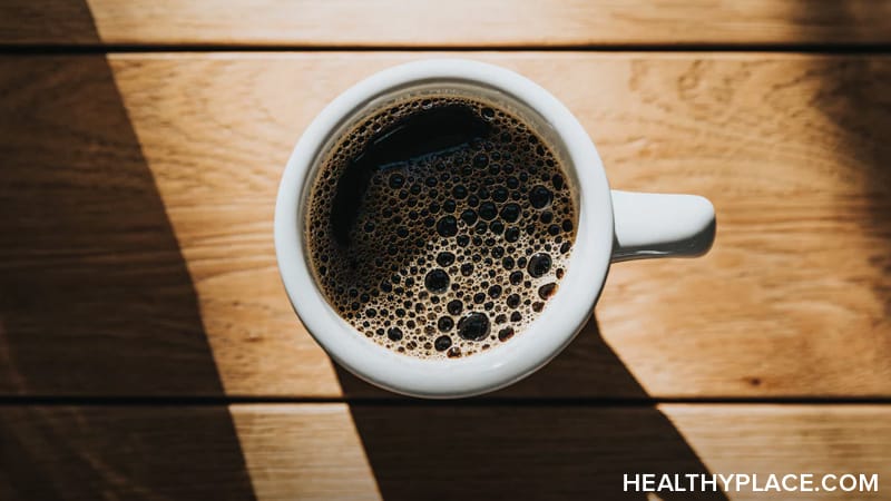 当你患有多动症时，看看多动症和咖啡因的研究是如何说明咖啡因的好处和坏处的。更多关于HealthyPlace。
