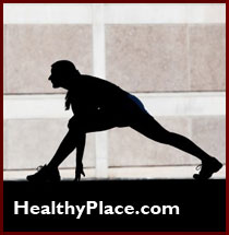 女运动员三位一体的定义是饮食失调、闭经和骨质疏松症。阅读有关运动员骨密度下降的后果。