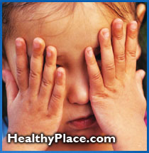 拉着孩子的头发可以从一个非常年轻的时候开始。儿童三胞嘧夷的可信信息 - 症状，症状，原因，治疗。