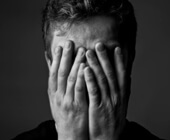男性家庭暴力受害者是真实存在的。是的，男人也会被虐待。更多信息请访问HealthyPlace