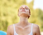 深呼吸可以改善你的心理健康。在HealthyPlace网站上找到答案。