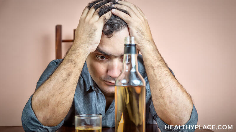 酗酒酗酒症状和警示症状的详细信息。了解主要的酗酒症状和症状以及下一步该做什么。