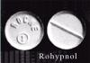街售版的约会强奸药Rohypnol是白色的，比印有制造商罗氏(Roche)名字的阿司匹林略小。