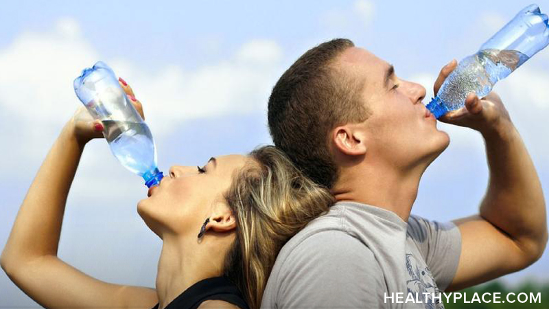 夏天在这里，热量和脑脱水的可能性。了解脑脱水如何影响健美运动的心理健康。