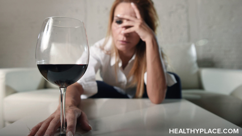 抑郁症和酒精之间有很强的联系。在HealthyPlace了解酒精和抑郁是如何相互影响的。