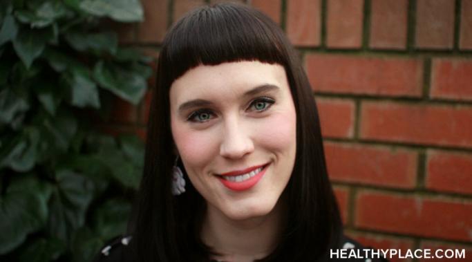 罗西·卡普奇诺是HealthyPlace网站上《超越边缘性人格障碍》一书的作者，她谈到了自己的边缘性人格障碍诊断以及从谈论它中获得的收获。