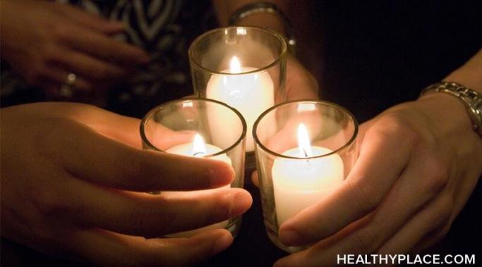 我们怎样才能尊重由自杀死亡的人？学习两种方法来纪念健康局的死者。