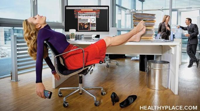 每天的抑郁使工作更加困难。在HealthyPlace网站上，看看这些久经考验的技巧，如何在每天抑郁的情况下也能在工作中茁壮成长。