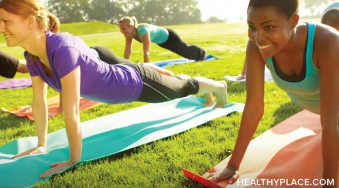 运动还能改善你的精神健康,尽管锻炼可能是你想要做的最后一件事当你生病了。了解更多关于HealthyPlace的好处。