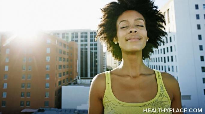 如果你可以在五分钟内培养内部平静，你会焦虑更好。学习如何在健美的地方迅速培养内心平静。