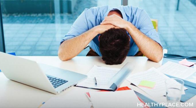 焦虑会让你很难去上班，也更难让你在工作时感到稳定。在这篇HealthyPlace的文章中，学习四个技巧，让你在焦虑的情况下保持稳定的工作。