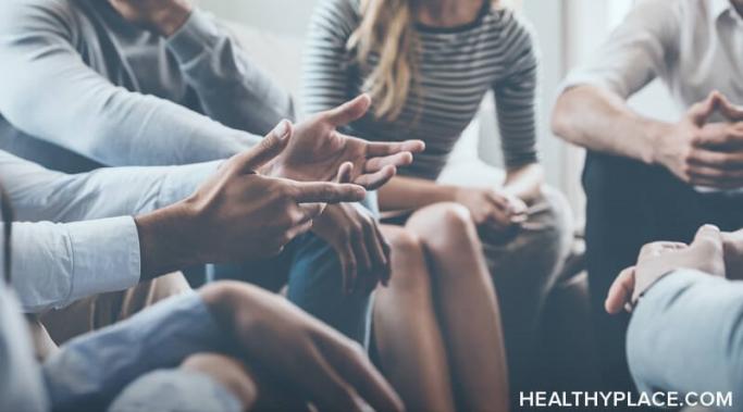 团体治疗、心理教育小组和支持小组提供了来自社会形式的好处，可能对精神疾病患者有帮助。