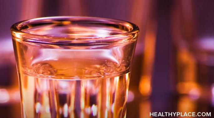 在从酒精使用障碍中恢复的同时，揭穿社会对酒精的正常化是一项艰巨的工作。在HealthyPlace找到是什么使它成为可能。