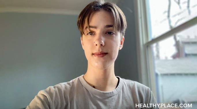 海耶斯·米切尔是LGBT心理健康方面的新博主，他讲述了自己作为跨性别者的经历，以及这对他心理健康的影响。