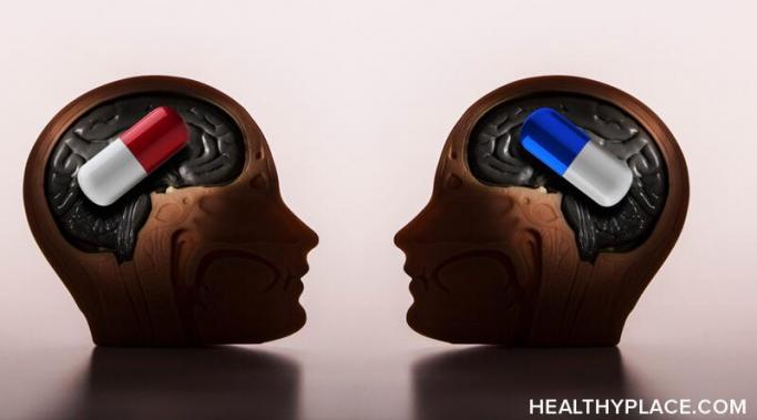 两个头面对面一个大脑内有蓝色的胶囊，另一个大脑内有红色的胶囊