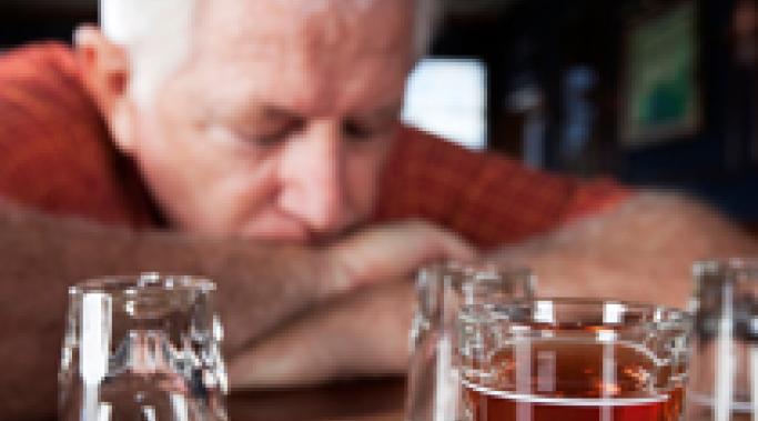 人们没有想到他们的祖父母暴饮暴食，但最近的一项调查表明，老年人的酒精暴饮暴食令人惊讶。