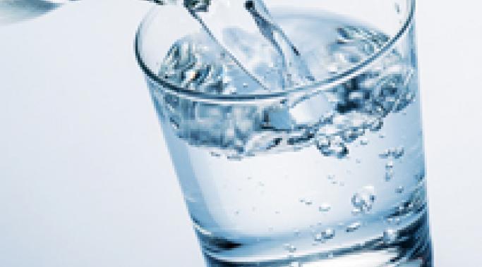保持水分适用于您的心理健康以及您的身体健康。今年夏天，保持水分，以避免精神融化。读这篇文章。