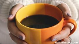 咖啡因引起的焦虑是一种真正的焦虑，它会把你搞得一团糟。了解更多关于咖啡因引起的焦虑和如何预防它在HealthyPlace。