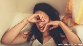 脑雾的症状会影响你的思维、注意力、记忆和感觉。在HealthyPlace网站上阅读有关脑雾症状的文章，以及它们与抑郁症、多动症和精神分裂的比较。