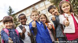 对于多动症儿童来说，暑假后返回学校可能是一个艰难的过渡。在HealthyPlace上获取帮助患有多动症的孩子的建议。