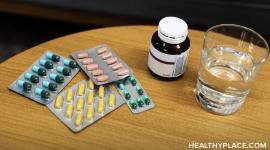 在HealthyPlace获取阿尔茨海默病药物的概述，包括抗痴呆药物、抗精神病药物、抗抑郁药物和其他药物。