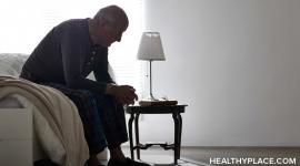 在HealthyPlace网站获取有关阿尔茨海默氏症患者睡眠问题的详细信息，以及如何治疗与阿尔茨海默氏症相关的睡眠问题。