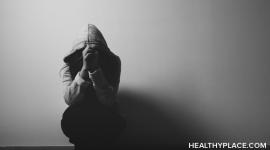 双相抑郁症状可能很难与常规抑郁症区分开来，但两者是有区别的。在HealthyPlace找到更多信息。
