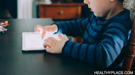 以下5个数字时代的育儿技巧可以帮助你决定孩子使用电子设备的限制。在HealthyPlace上阅读。