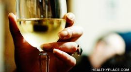 饮酒会对双相抑郁药物以及双相抑郁本身产生可怕的影响。在HealthyPlace上阅读可信信息。