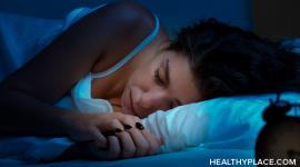 对双极和睡眠问题的深入信息，如失眠症。为什么许多双相障碍有睡眠障碍。如何改善双相情感障碍。