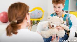 治疗师使用与儿童的游戏疗法玩具来帮助他们探索和表达困难。阅读此信息以了解玩具在游戏疗法中使用的玩具。
