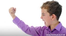 根据HealthyPlace的这些建议，教你的孩子管理童年的攻击性和冲动行为，并锻炼更好的自我控制能力。