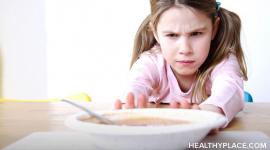 对于患有饮食失调症的孩子来说，访问支持饮食失调的网站和在青少年前快速减肥可能是危险的信号。