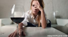 抑郁和酒精之间有很强的关系。在HealthyPlace网站上了解酒精和抑郁是如何相互影响的。