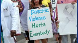 朋友和家人如何帮助家庭暴力的受害者，身体虐待，口头虐待，性虐待。