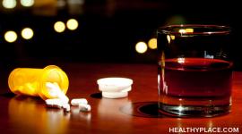 阿片类药物和酒精是危险的组合。了解为什么阿片类药物和酒精混合会让你陷入困境，甚至要了你的命。关于HealthyPlace的详细信息。