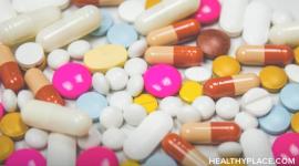 麻醉和阿片术语有时可以互换。毒品对阿片类药物有什么区别?找出HealthyPlace。