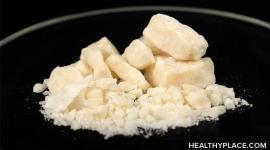 什么是可卡因的？如何与粉状可卡因不同的裂缝？Cocaine裂缝是精制可卡因的，并且是高度上瘾的。学到更多。