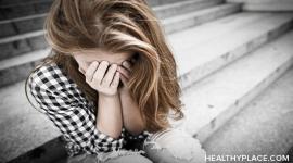 什么导致妇女中的症状？了解妇女的PTSD，为什么女性更有可能开发PTSD症状，而不是HealthalPlace.com。