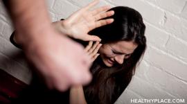 在HealthyPlace网站上了解为什么家庭暴力、情感虐待和儿童期虐待造成的创伤后应激障碍会严重而持久。